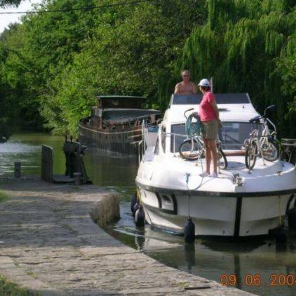 Site classé au patrimoine mondial de l'UNESCO le Canal du midi, en bateau , à pied ou en vélo ...